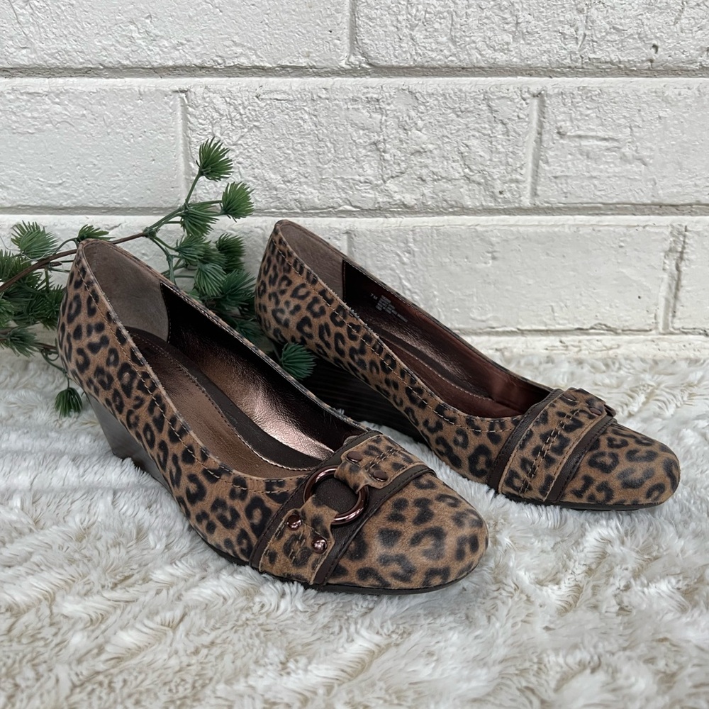 Sofft Leopard chunky heels in faux suede!!